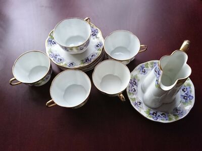 Eksklusiivsed kohvitassid, -taldrikud ja koorekann